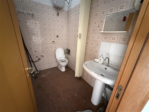 Locale Commerciale Angolare, 3 Vetrine, 2 Bagni. Con Canna Fumaria.